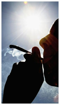 Fumare spinelli  pi rischioso di fumare sigarette