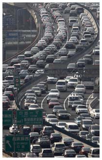 Inquinamento atmosferico in una strada trafficata